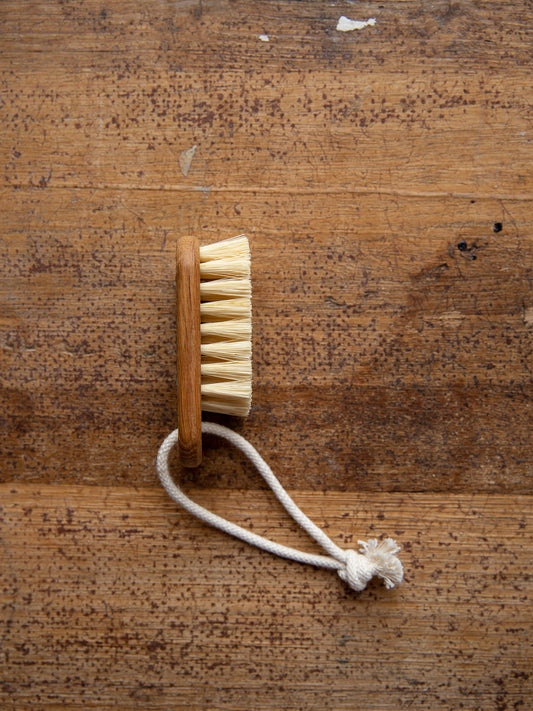 Iris Hantverk Hanging Nailbrush