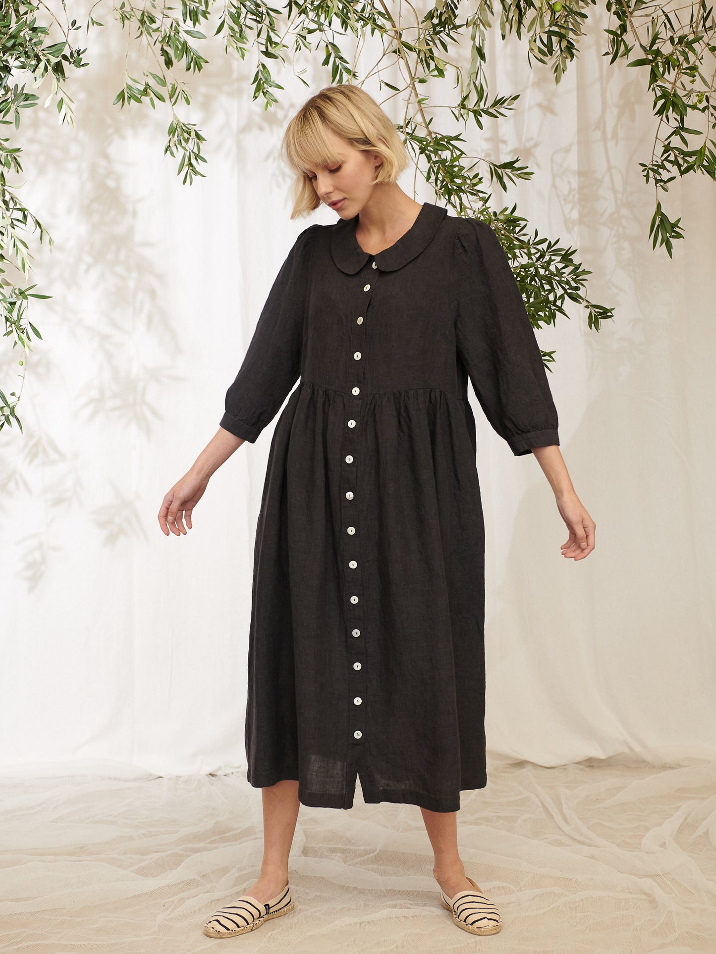 Manteau Noir ~ Giselle Round Collar Linen Dress