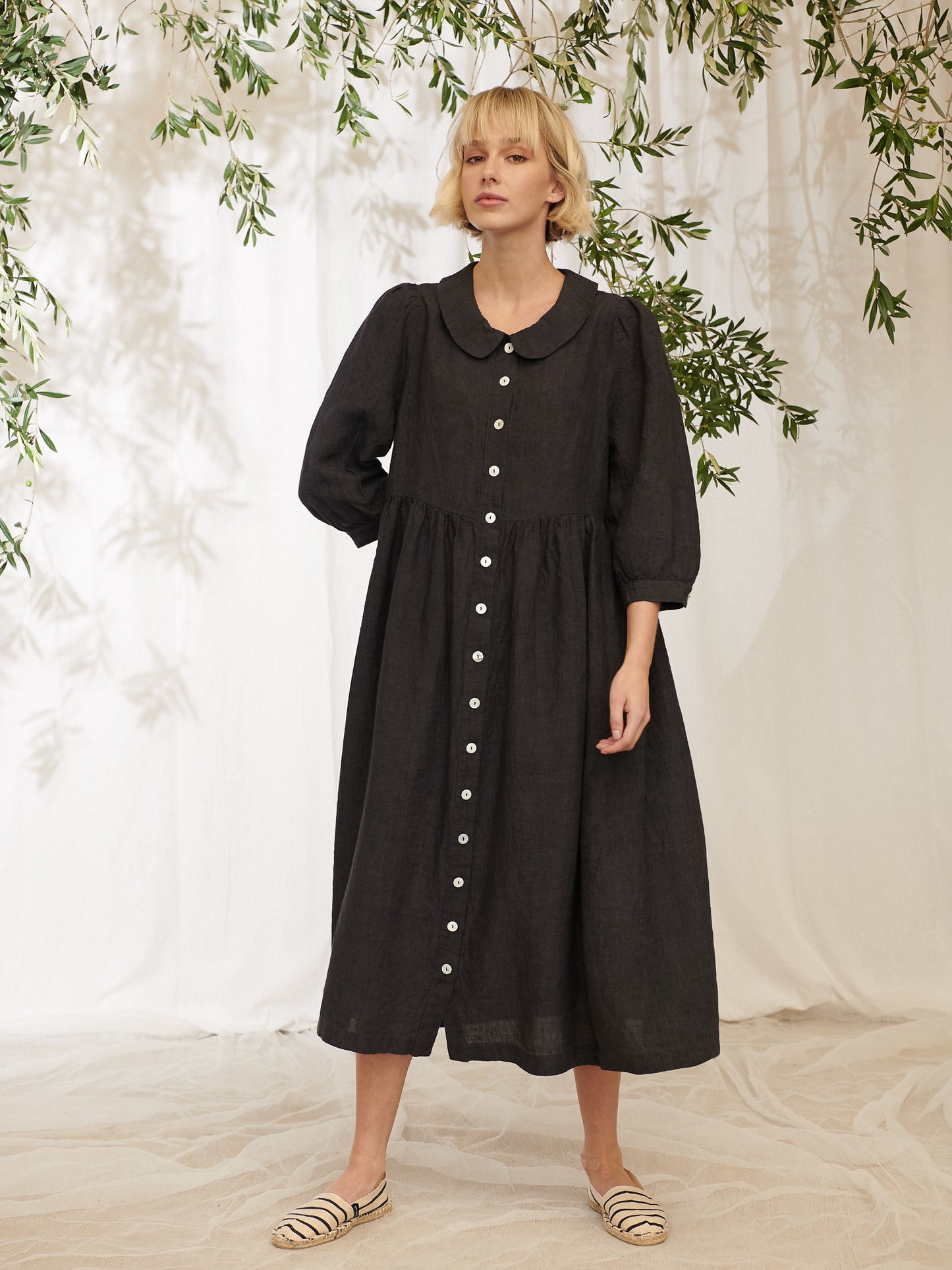 Manteau Noir ~ Giselle Round Collar Linen Dress